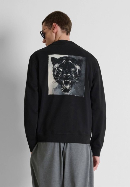 Sudadera Antony Morato negra con logo en el pecho, vista frontal con modelo