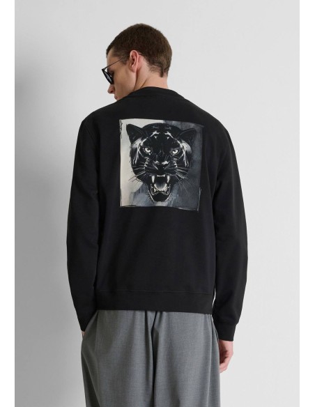 Sudadera Antony Morato negra con logo en el pecho, vista frontal con modelo