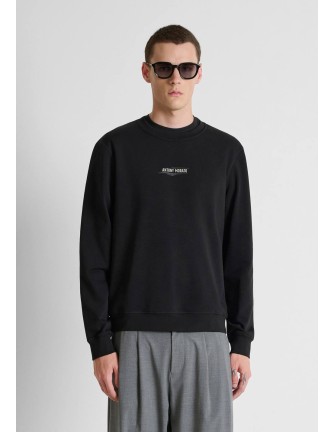 Sudadera Antony Morato negra con logo en el pecho, vista frontal con modelo 2