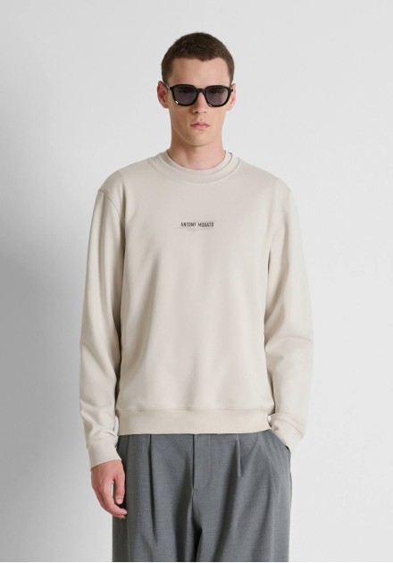 Sudadera Antony Morato beige claro con logo en el pecho, vista frontal con modelo Sudadera Antony Morato beige claro con logo en el pecho, vista frontal con modelo