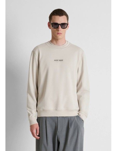 Sudadera Antony Morato beige claro con logo en el pecho, vista frontal con modelo
