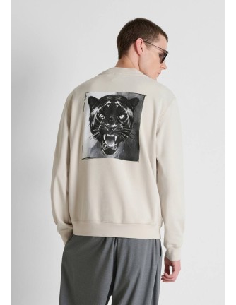 Sudadera Antony Morato beige claro con logo en el pecho, vista frontal con modelo 2