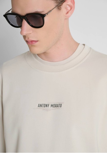 Detalle del cuello redondo y logo Antony Morato de la sudadera beige Detalle del cuello redondo y logo Antony Morato de la sudadera beige