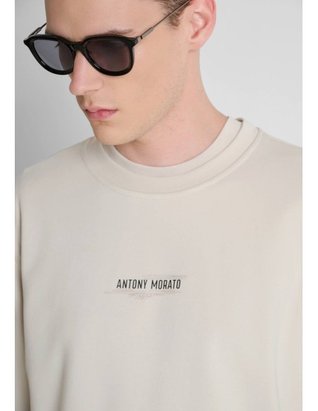 Detalle del cuello redondo y logo Antony Morato de la sudadera beige