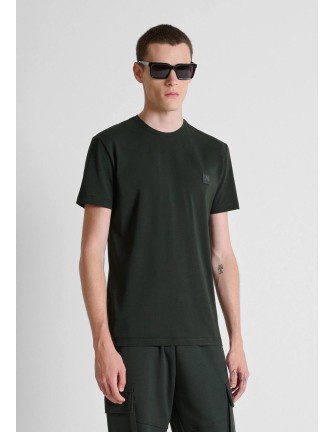 Camiseta Antony Morato verde oscuro de manga corta con parche de logo, vista frontal con modelo