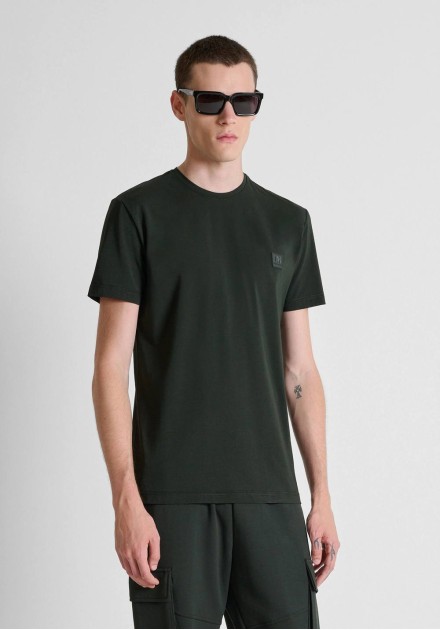 Camiseta Antony Morato verde oscuro de manga corta con parche de logo, vista frontal con modelo Camiseta Antony Morato verde oscuro de manga corta con parche de logo, vista frontal con modelo