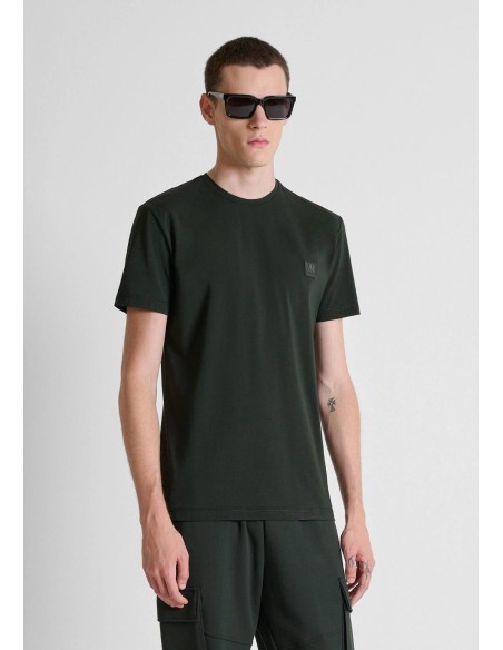 Camiseta Antony Morato verde oscuro de manga corta con parche de logo, vista frontal con modelo