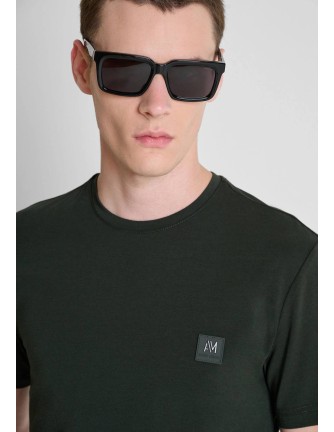 Camiseta Antony Morato verde oscuro de manga corta con parche de logo, vista frontal con modelo 2