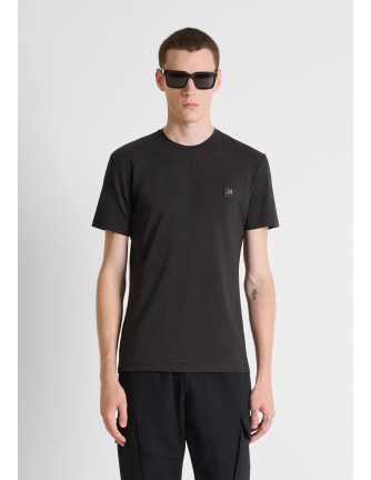 Camiseta Antony Morato negra de manga corta con parche de logo, vista frontal con modelo