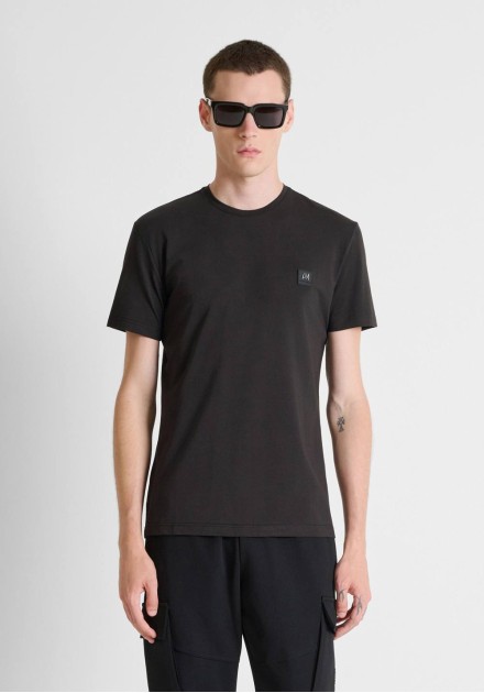 Camiseta Antony Morato negra de manga corta con parche de logo, vista frontal con modelo Camiseta Antony Morato negra de manga corta con parche de logo, vista frontal con modelo