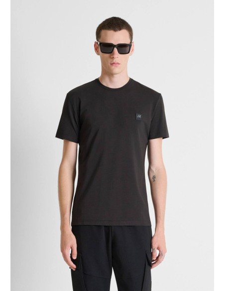 Camiseta Antony Morato negra de manga corta con parche de logo, vista frontal con modelo