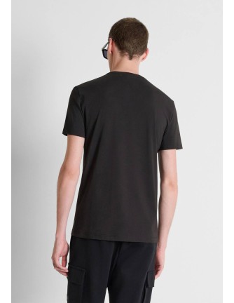 Camiseta Antony Morato negra de manga corta con parche de logo, vista frontal con modelo 2