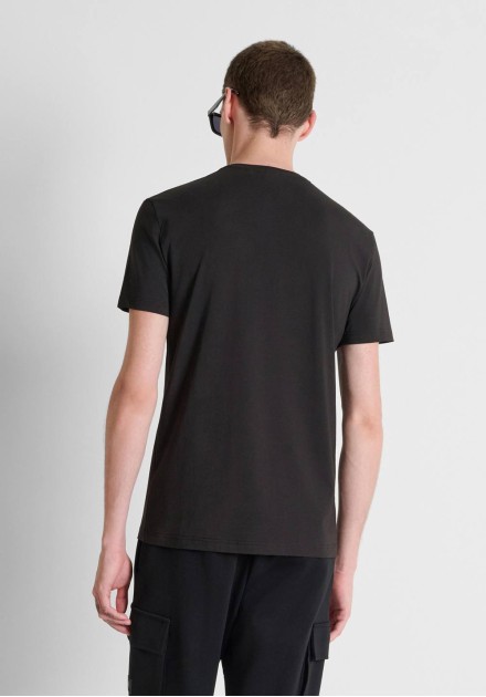 Camiseta Antony Morato negra, vista trasera con modelo Camiseta Antony Morato negra, vista trasera con modelo