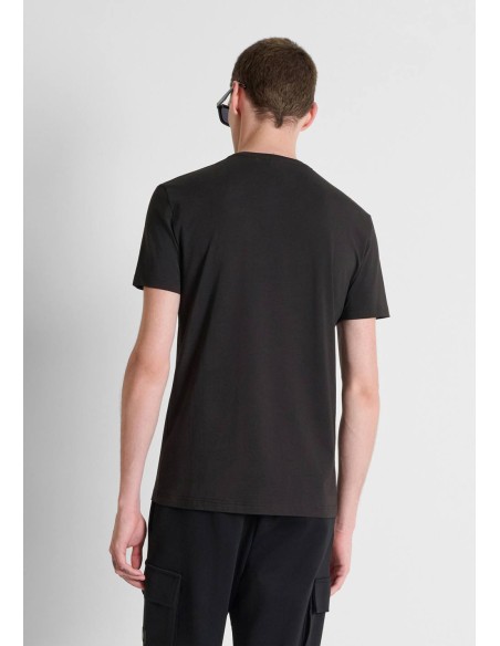Camiseta Antony Morato negra, vista trasera con modelo