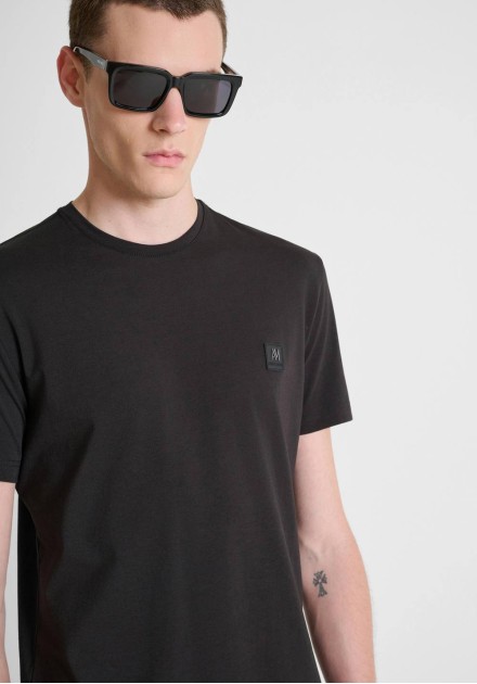 Detalle del parche de logo en el pecho de la camiseta Antony Morato negra Detalle del parche de logo en el pecho de la camiseta Antony Morato negra