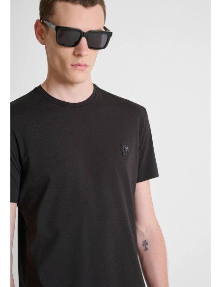 Detalle del parche de logo en el pecho de la camiseta Antony Morato negra