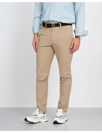 Pantalón chino Harper and Neyer Traveler beige, vista frontal con modelo