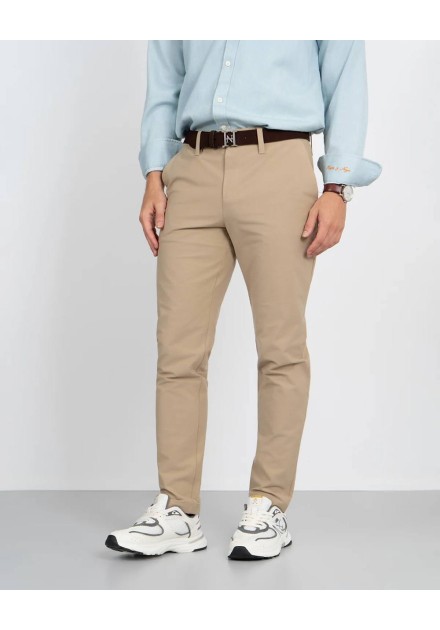 Pantalón chino Harper and Neyer Traveler beige, vista frontal con modelo