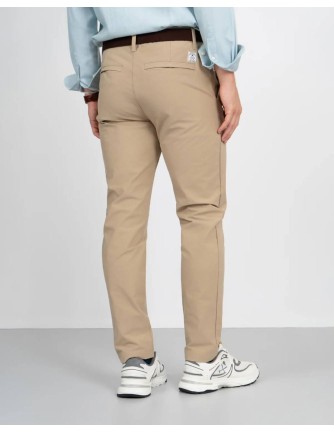 Pantalón chino Harper and Neyer Traveler beige, vista frontal con modelo 2
