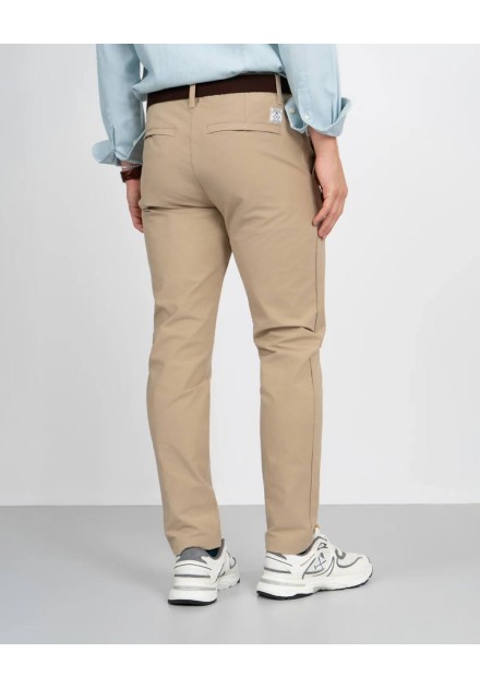 Pantalón chino Harper and Neyer Traveler beige, vista trasera
