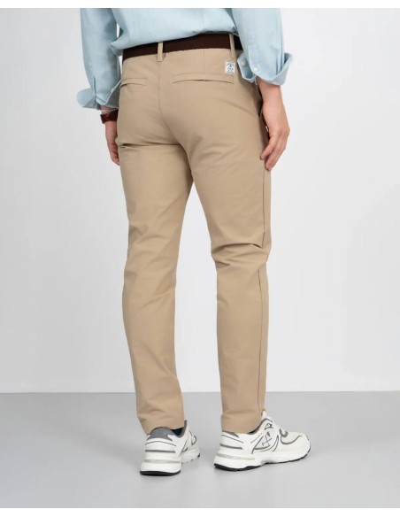Pantalón chino Harper and Neyer Traveler beige, vista trasera