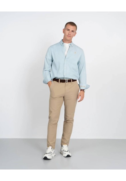 Look completo con pantalón chino Traveler beige de Harper and Neyer