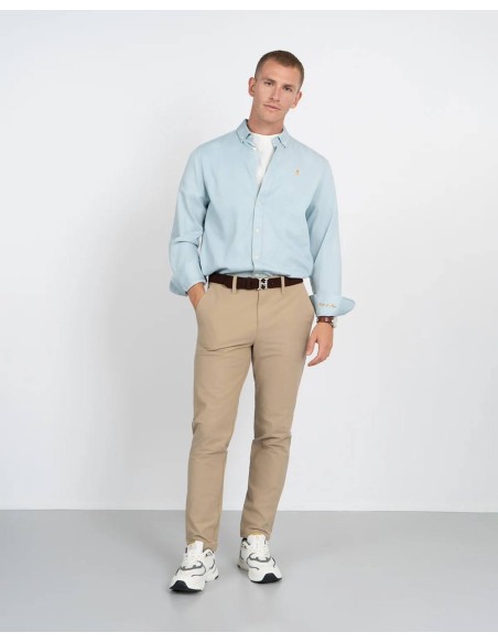Look completo con pantalón chino Traveler beige de Harper and Neyer