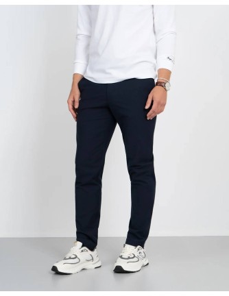 Pantalón Harper and Neyer Traveler azul marino, vista frontal con modelo