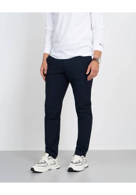 Pantalón Harper and Neyer Traveler azul marino, vista frontal con modelo
