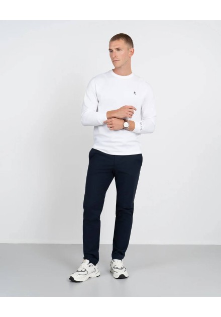 Look completo con pantalón Traveler azul marino y camiseta blanca