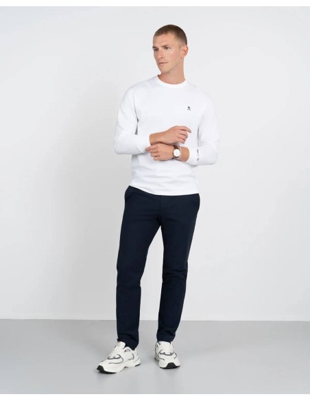 Look completo con pantalón Traveler azul marino y camiseta blanca