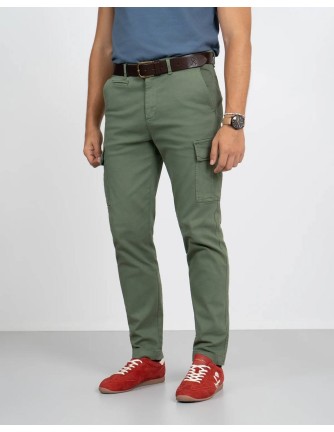 Pantalón cargo Harper and Neyer verde con bolsillo lateral, vista frontal con modelo