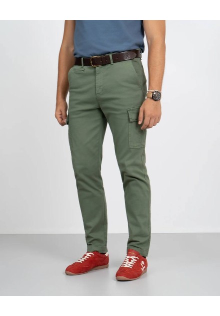 Pantalón cargo Harper and Neyer verde con bolsillo lateral, vista frontal con modelo
