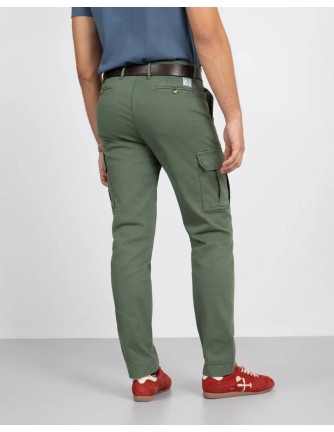 Pantalón cargo Harper and Neyer verde con bolsillo lateral, vista frontal con modelo 2