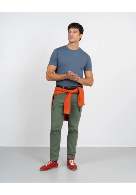 Look completo con pantalón cargo verde de Harper and Neyer