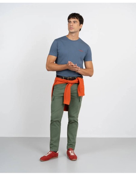 Look completo con pantalón cargo verde de Harper and Neyer