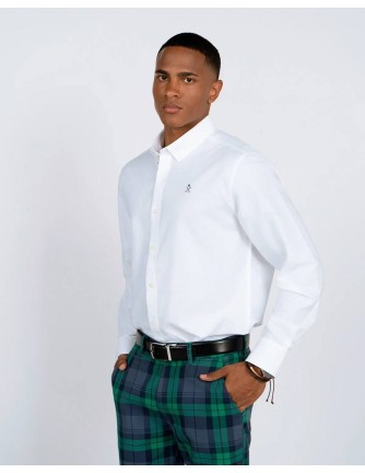 Camisa Oxford Harper and Neyer blanca con cuello abotonado, vista frontal con modelo