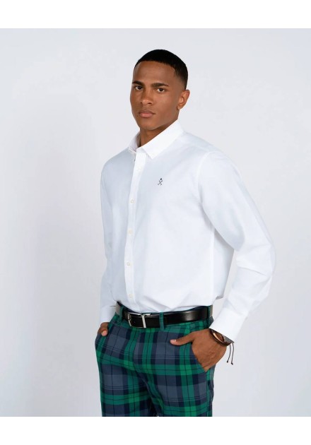 Camisa Oxford Harper and Neyer blanca con cuello abotonado, vista frontal con modelo Camisa Oxford Harper and Neyer blanca con cuello abotonado, vista frontal con modelo
