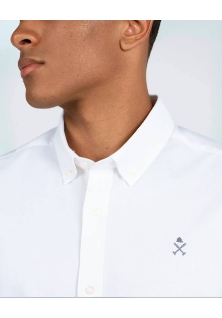 Detalle del cuello button-down y logo bordado de la camisa Oxford blanca Detalle del cuello button-down y logo bordado de la camisa Oxford blanca