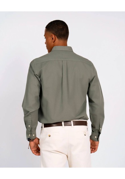 Camisa Harper and Neyer Venet verde musgo de tejido estructurado, vista frontal con modelo Camisa Harper and Neyer Venet verde musgo de tejido estructurado, vista frontal con modelo