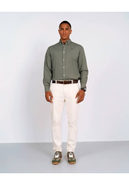 Look completo con camisa Venet verde y pantalón blanco Look completo con camisa Venet verde y pantalón blanco