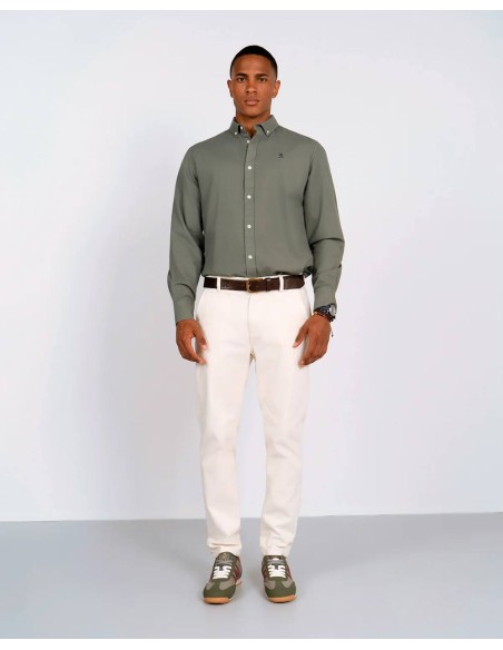 Look completo con camisa Venet verde y pantalón blanco