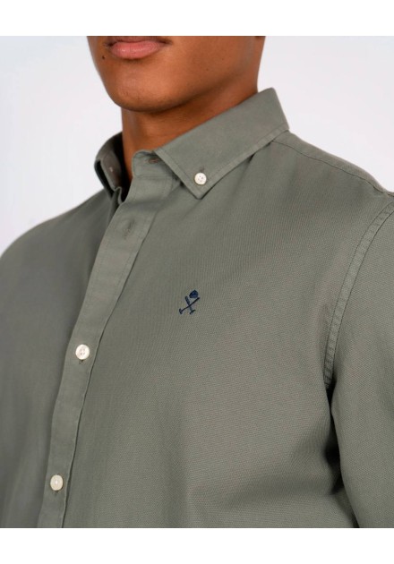 Detalle del cuello abotonado y logo bordado de la camisa Venet verde Detalle del cuello abotonado y logo bordado de la camisa Venet verde
