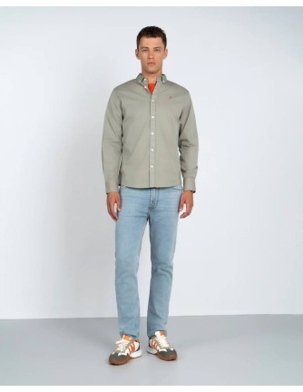 Camisa Harper and Neyer Garment Dye verde salvia, vista frontal con modelo