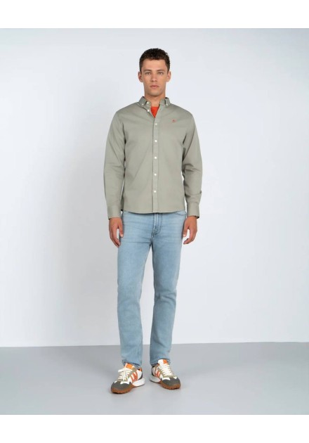 Camisa Harper and Neyer Garment Dye verde salvia, vista frontal con modelo Camisa Harper and Neyer Garment Dye verde salvia, vista frontal con modelo