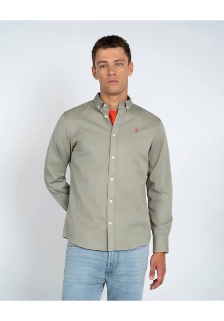 Look completo con camisa Garment Dye verde salvia y vaqueros claros Look completo con camisa Garment Dye verde salvia y vaqueros claros