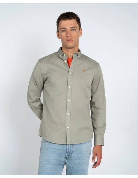 Look completo con camisa Garment Dye verde salvia y vaqueros claros