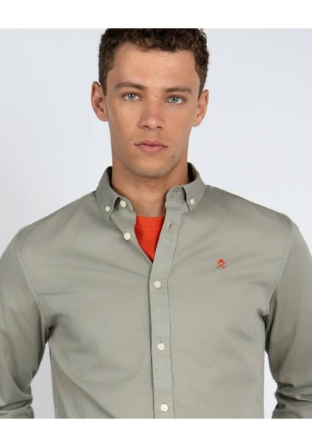 Detalle del cuello button-down y logo naranja de la camisa Garment Dye Detalle del cuello button-down y logo naranja de la camisa Garment Dye