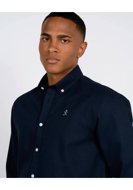 Camisa Oxford Harper and Neyer azul marino, vista frontal con modelo Camisa Oxford Harper and Neyer azul marino, vista frontal con modelo