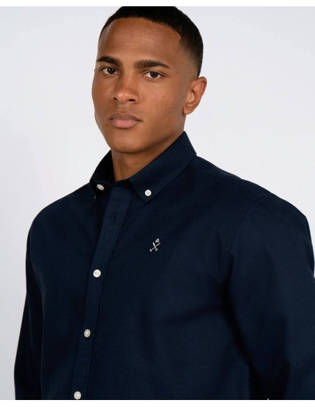 Camisa Oxford Harper and Neyer azul marino, vista frontal con modelo